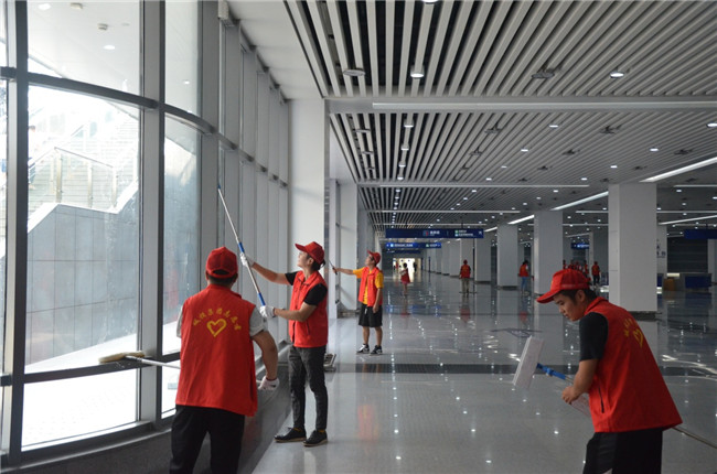 城投集團(tuán)開展“創(chuàng)衛(wèi)迎暗訪、全城大掃除”主題志愿活動(dòng)