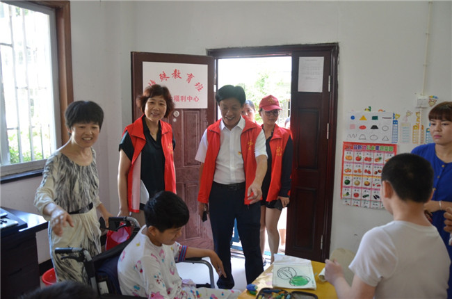 城投集團(tuán)開展“傳承紅色基因，敬老愛(ài)幼先行” 現(xiàn)場(chǎng)獻(xiàn)愛(ài)心活動(dòng)