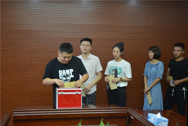 城投集團(tuán)開展“傳承紅色基因，敬老愛(ài)幼先行” 現(xiàn)場(chǎng)獻(xiàn)愛(ài)心活動(dòng)