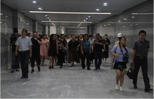 喜迎十九大，身邊看變化——我市干部賢內(nèi)助、鄉(xiāng)鎮(zhèn)街道負責人參觀高鐵商務區(qū)