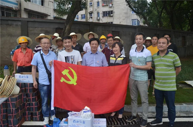 炎炎夏日送清涼，點(diǎn)滴關(guān)懷暖人心——城投集團(tuán)各黨支部開(kāi)展“送清涼”慰問(wèn)一線員工活動(dòng)