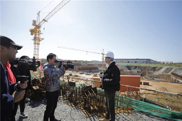 記者節(jié)：媒體聚焦昌南新區(qū)、城投集團(tuán)重點(diǎn)項(xiàng)目建設(shè)工地