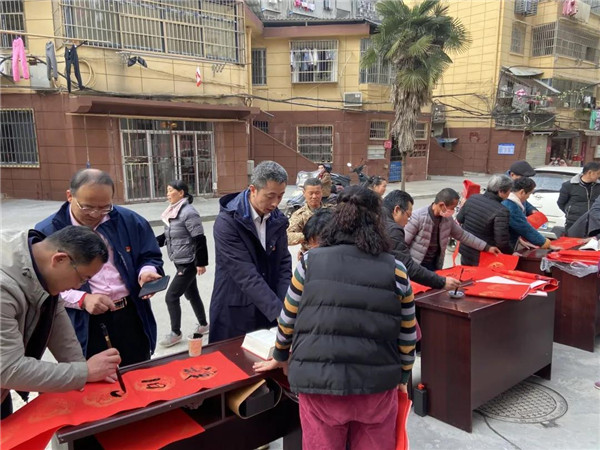 城投集團送福送春聯(lián)，社區(qū)公益活動暖人心