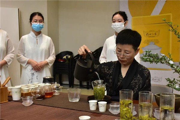 新理念、新時(shí)尚、新方式、新感受——德宇集團(tuán)舉行2022得雨活茶新品發(fā)布推廣會(huì)