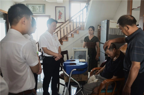 市城投集團(tuán)領(lǐng)導(dǎo)走訪(fǎng)慰問(wèn)困難黨員